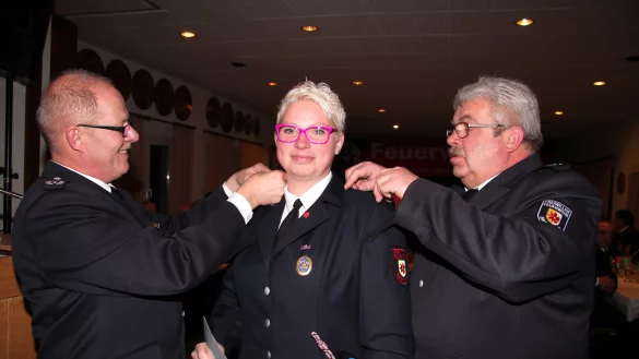 Barntrups erste weibliche Brandmeisterin aus eigenen Reihen: Melanie Wolter-Mengedoht (32) aus dem Löschzug Barntrup mit Wehrführer Manfred Schäfer (li) und seinem stellvertreter Werner Wolter (re.). - © Sylvia Frevert