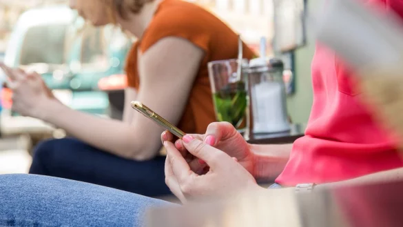 Auf der sicheren Seite in unsicheren Netzen - mit VPN-Dienst - &copy; Foto: Christin Klose/dpa-tmn