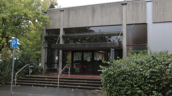 Die Gro&szlig;raumturnhalle an der Sekundarschule in B&ouml;singfeld muss dringend saniert werden. Die Gemeinde beantragt nun eine F&ouml;rderung. Und auch f&uuml;r die Sanierung der Turnhalle in Silixen soll es eine Finanzspritze geben, so der Wunsch. - &copy; Carolin Brokmann