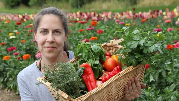 Macht Appetit: Katja Panthöfer zeigt die frischen Zutaten für ihre Rezepte. Derzeit wird auf dem Biohof Meiwes fleißig geerntet. - © Bernhard Preuß