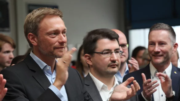 Enttäuscht: Christian Sauter (Mitte) kann sich offensichtlich nicht so recht über den Besuch von NRW-FDP-Chef Christian Lindner freuen. Rechts im Bild Christian Sauter. - © Bernhard Preuss