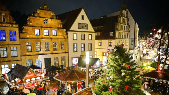 Blick auf den Weihnachtsmarkt auf dem Alten Markt in Bielefeld. - &copy; BARBARA FRANKE
