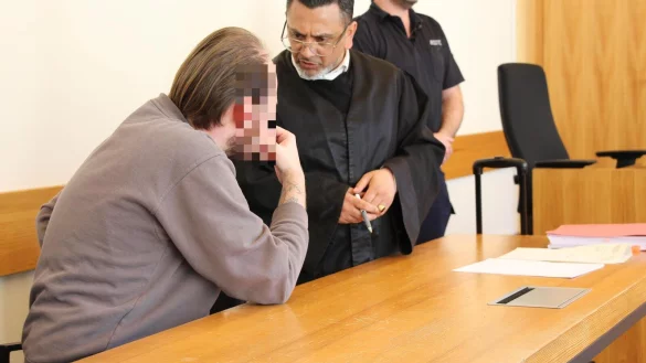 Pflichtverteidiger Remzi Yalcin bespricht sich kurz vor Beginn der Verhandlung mit seinem Mandanten. Der Angeklagte (27) muss sich derzeit wegen Totschlags verantworten. - &copy; Janet K&ouml;nig