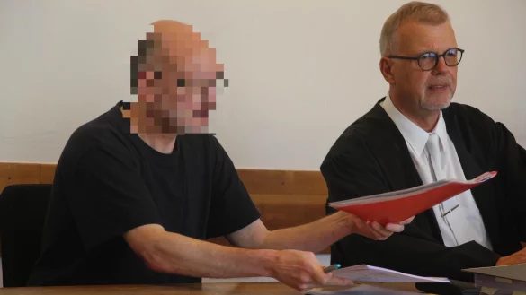 Der Angeklagte (56) beschreibt am dritten Prozesstag, wie der Tag rund um den Brand abgelaufen ist. An seiner Seite: Verteidiger Johannes Salmen aus Lage. - &copy; Janet K&ouml;nig