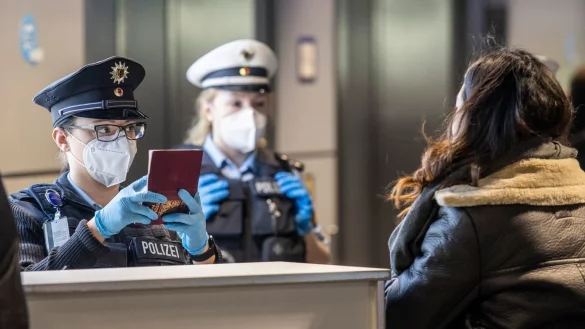 Coronavirus - Versch&auml;rfte Einreisekontrollen Frankfurt/Main - &copy; Foto: Boris Roessler/dpa