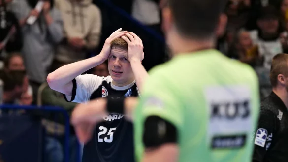 Niels Versteijnen kann es nicht fassen: Doch die Handzeichen der Schiedsrichter sind unmissverständlich. Der Niederländer stand bei seinem letzten Wurf im Kreis. - © Jörg Hagemann