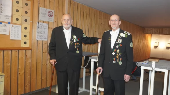 Wolfgang Pieper (links) und Horst Frunzke sind seit 70 Jahren Mitglied beim Alten Blomberger Schützenbataillon (ABS). Mit dem Verein verbinden sie eine schöne Zeit. - © Michaela Weiße