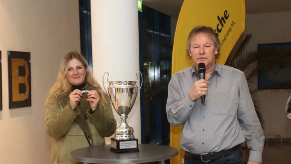 Alexandra Schmidt-Kabatas von der LZ zieht auch am Dienstag wieder die Lose. Rechts: Bernhard Brandt, Vorsitzender des Lemgoer Kreisfußballausschusses. - © Paul Cohen