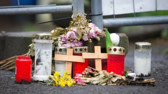 Kerzen, Blumengestecke und Kreuze stehen vor dem Wohnhaus des beschuldigten Ehepaares in H&ouml;xter-Bosseborn (Nordrhein-Westfalen). Ein Paar aus der Stadt in Ostwestfalen soll mehrere Frauen in dem Haus misshandelt haben - mindestens zwei Opfer starben. - &copy; dpa