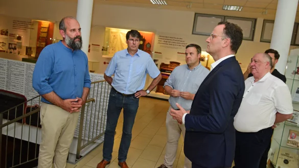 Vor kurzem hat Museumsleiter Kornelius Ens (links) Jens Spahn und der CDU-Delegation das Museum für russlanddeutsche Kulturgeschichte vorgestellt. Auch Heinrich Zertik (rechts) war beim Besuch dabei. Ens will das Museum für keine poltische Seite missbraucht sehen, betont er. - © Nicole Ellerbrake