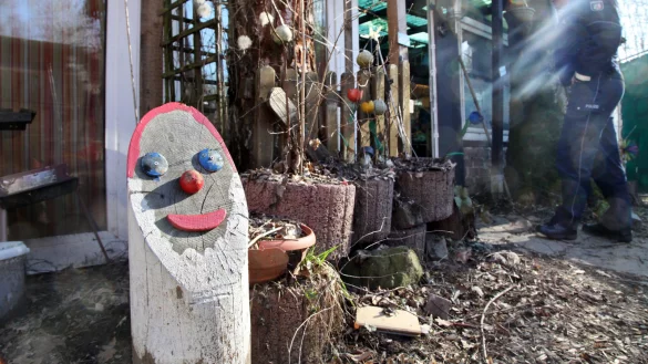 Gute Miene zu b&ouml;sem Spiel: An der Parzelle von Andreas V. l&auml;chelt ein freundliches Gesicht den benachbarten Campern zu. Doch seit Wochen ist her die Polizei im Einsatz. - &copy; Bernhard Preu&szlig;