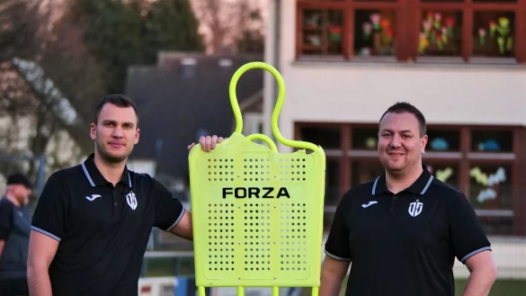 Neuen Trainer gefunden: JFV-Trainer Kariem Moussa (rechts) kann den Dummy wegstellen - in Kürze beerbt ihn Luca Fleischmann als Trainer der U15-Westfalenligatruppe. - © Jörg Hagemann