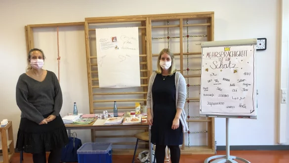 &bdquo;Mehrsprachigkeit ist ein Schatz!" &ndash; zu diesem Thema referierten (v.l.) Jessica Keitel und Linda Heidenreich vom Kommunalen Integrationszentrum Kreis Lippe bei einem Elternnachmittag im Familienzentrum Brake.&nbsp; - &copy; Kreis Lippe