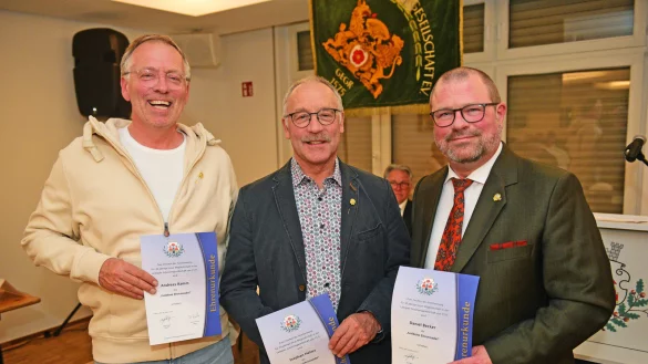 Freuen sich über die Ehrung zur 40-jährigen Mitgliedschaft (von links): Andreas Ramm, Stephan Helms und Daniel Becker. - © Nicole Ellerbrake