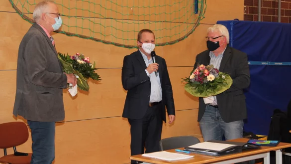 B&uuml;rgermeister Mario Hecker (Mitte) gratuliert Dieter Hartwig (links) von der SPD zur Wahl des ersten stellvertretenden B&uuml;rgermeisters und Volker Preu&szlig; von der CDU zur Wahl des zweiten stellvertretenden B&uuml;rgermeisters. - &copy; Nadine Uphoff