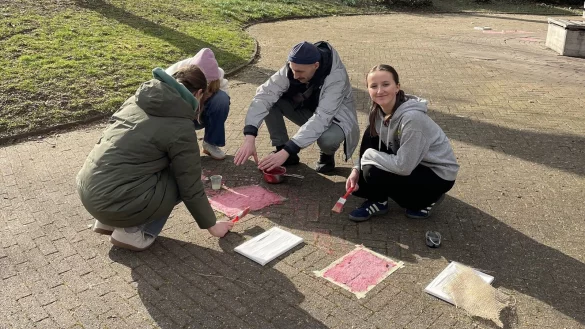 Tipps vom Profi: Künstler Nils Levin Sehnert (2. von rechts) gibt Ratschläge. Schülerin Emily (rechts) freut sich über den Fortschritt ihres Kunstwerks. - © Thomas Krügler