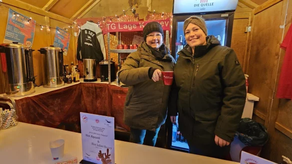Sandra Henjes-Winter (links) und Sabrina Landenberger reichen ein Becherchen alkoholfreien Beerenpunsch über die Theke. Alles, was eingenommen wird, kommt Abteilungen der TG Lage zugute. - © Astrid Sewing