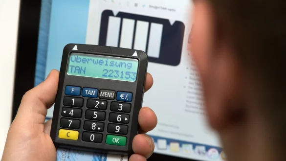 Das ChipTan-Verfahren mit eine TAN-Generator gilt als sehr sicher. - &copy; Andrea Warnecke
