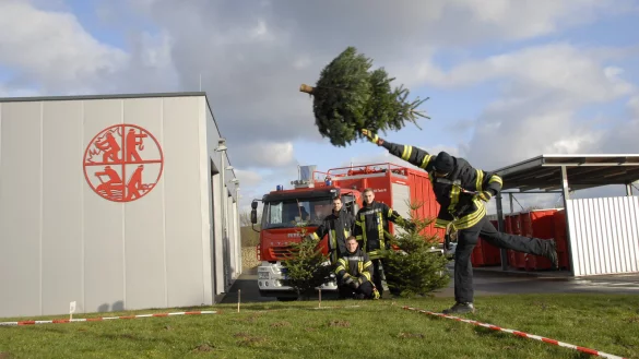 Letzter Test: Sascha Grone wirft vorab den ersten Baum. Seine Kollegen (von links) Adrian Kahler, Moritz Neumann und (kniend) Marius Bergmann sehen zu. - &copy; Alexandra Schaller