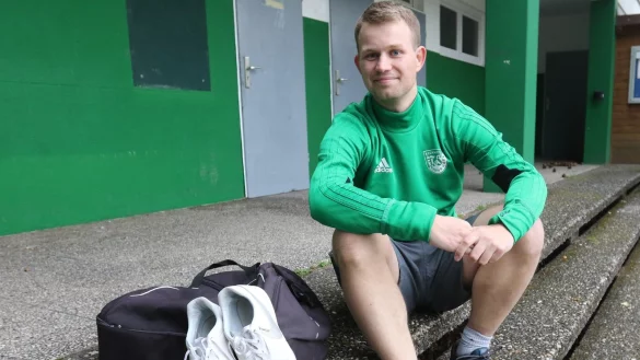 F&uuml;r das Foto nimmt Jan Eskuchen, Mannschaftskapit&auml;n des TuS Eichholz-Remmighausen, diesmal vor den Kabinen Platz. - &copy; Oliver K&ouml;nig