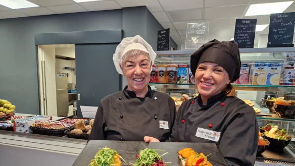 Ina Fritz (links) und Olga Klassen freuen sich darauf, den G&auml;sten vegetarische und vegane Speisen anzubieten. - &copy; Studierendenwerk Bielefeld