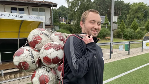 Dennis Brokmann mit Fu&szlig;b&auml;llen auf dem Sportplatz an der Oerlinghauser Stra&szlig;e. - &copy; Sebastian Lucas