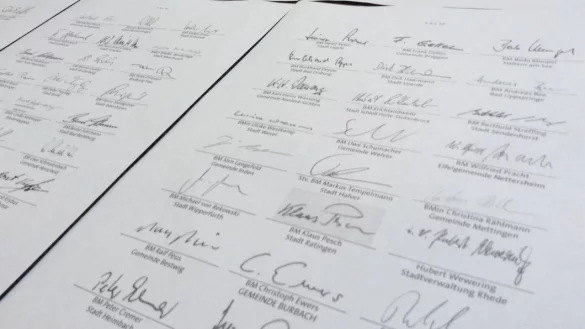 Unterschriften der B&uuml;rgermeister - &copy; Christian Lund