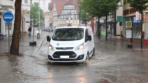 Die gesamte Bad Salzufler Innenstadt steht unter Wasser. - © Stefan Backe