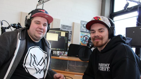 On Air: Rico Krazewski (links) und Dominic Rietz senden aus dem Studio der Hochschule OWL in Lemgo. - &copy; Nadine Uphoff