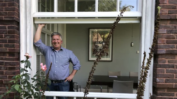 Dr. Johann Malcher (56) schaut aus dem Fenster seines Hauses an der Sch&uuml;lerstra&szlig;e. - &copy; Thomas Reineke(LZ)