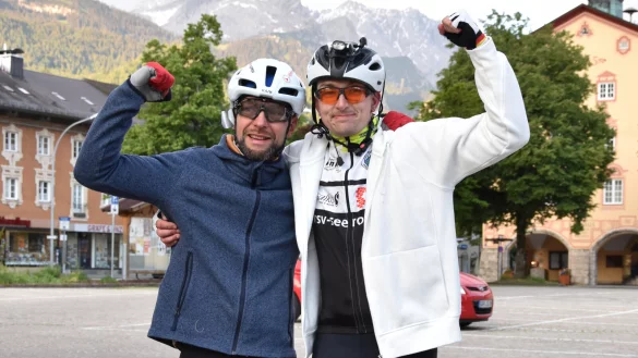 Oliver Wiehemeier und Sebastian Lutz (von links) haben es geschafft und sind am Ziel in Garmisch-Partenkirchen angekommen. - &copy; Veronika Veldhuis