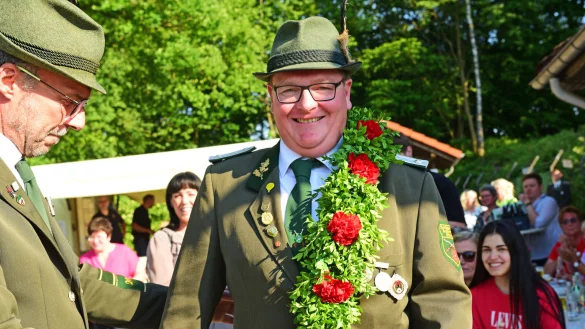 Gesch&auml;ftsf&uuml;hrer mit Sch&auml;rpe: Meik D&uuml;mpe ist neuer Sch&uuml;tzenk&ouml;nig in Gro&szlig;enmarpe. - &copy; Nicole Ellerbrake