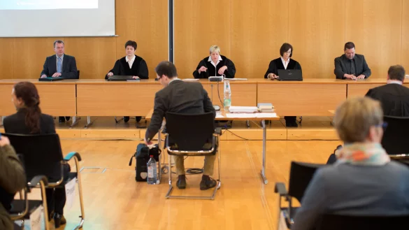 Die Kammer um die Vorsitzende Richterin Anke Grudda (M) sitzt am 22.04.2016 im Verhandlungssaal in Detmold (Nordrhein-Westfalen). Dem angeklagten 94-J&auml;hrigen ehemaligen SS-Wachmann Hanning wird Beihilfe zum Mord in mindestens 170000 F&auml;llen vorgeworfen. Der Prozess vor dem Landgericht Detmold findet in den R&auml;umen der Industrie- und Handelskammer statt. - &copy; dpa