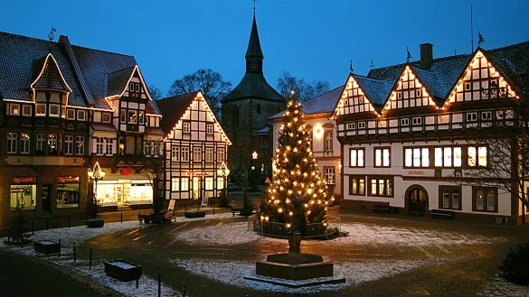 Auch in diesem Jahr erstrahlt der Blomberger Marktplatz wieder in weihnachtlichem Glanz. - &copy; Blomberg Marketing