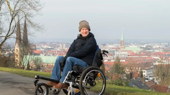 Matthias Klei ist mit seinem neuen Rollstuhl gerne in Bielefeld unterwegs. Der Weg zur Sparrenburg ist kein Problem für den 54-Jährigen und seine Assistenten. - © Alina Siepe
