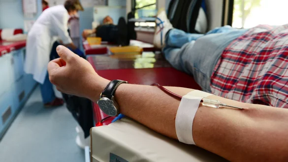 Blutspender werden in OWL dringend gesucht. Über mögliche Rückstellungen nach dem Urlaub informieren die Blutspendedienste. - © picture alliance / Maurizio Gambarini/dpa