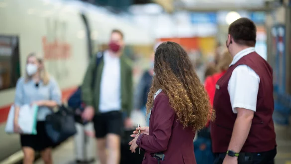 Auch in OWL werden Bahn-Besch&auml;ftigte Opfer von Gewalt, Beleidigungen und Drohungen. - &copy; dpa