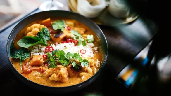 Ein rotes Curry mit Linsen und Gemüse ist leicht und wärmt im Winter. - © Symbolbild: Pixabay
