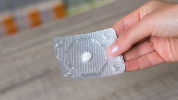 Notfallverhütungsmittel wie die Pille danach sind rezeptfrei in der Apotheke erhältlich. Die Kosten dafür übernimmt künftig die gesetzliche Krankenversicherung, wenn Frauen Opfer einer Vergewaltigung geworden sind. - © picture alliance / dpa Themendienst