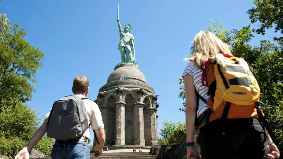 Das Hermannsdenkmal ersteigen, um das Lipperland von oben zu sehen – das machen 500.000 Menschen im Jahr. - © Landesverband Lippe
