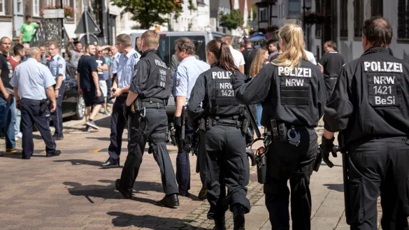 Voller Einsatz: Beamte der Bereitschaftspolizei sch&uuml;tzen nach der Kundgebung den Bulli der Partei &bdquo;die Rechte" in Horn. - &copy; Torben Gocke