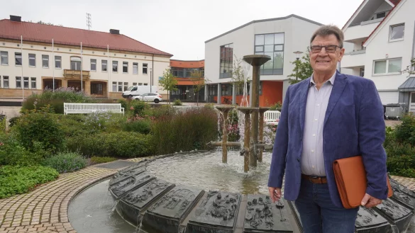 Das Rathaus in Bad Driburg hat f&uuml;r Klaus Lange eine besondere Bedeutung. Er ist stolz, dass er seit vergangenem Jahr dem Stadtrat angeh&ouml;rt. - &copy; Michaela Wei&szlig;e