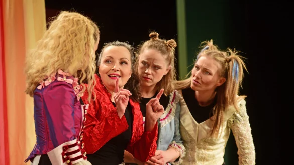 Alexandra Riemann, Anja Syrbe, Katharina Otte und Jelena Kunz (von links) in einer Spielszene. - © Nicole Ellerbrake