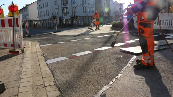 Arbeiter sind am Montagmittag dabei, der Stra&szlig;e den letzten Schliff zu verpassen. - &copy; Janet K&ouml;nig