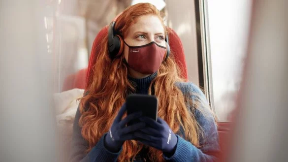 So sehen die keimtötenden Masken des Schweizer Unternehmens Livinguard aus. Der Maskenhersteller produziert auch Handschuhe. - © Livinguard