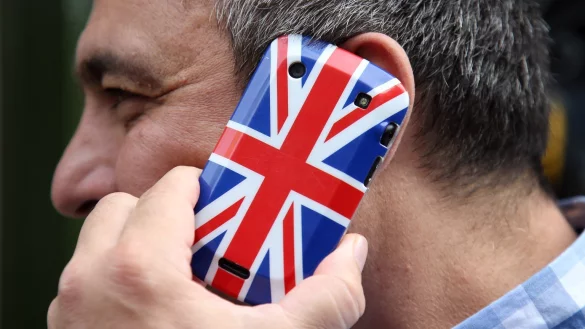 Den Union Jack am Ohr - &copy; Foto: Friso Gentsch/dpa