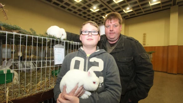 Erfolgreiche Sieger: Sven B&uuml;ltemeyer (rechts) als Tr&auml;ger der Landesministermedaille und der Vizekreisjugendmeister Marc Schamber freuen sich mit ihren Tieren &uuml;ber die Bewertung der Preisrichter. - &copy; Daniel Hobein