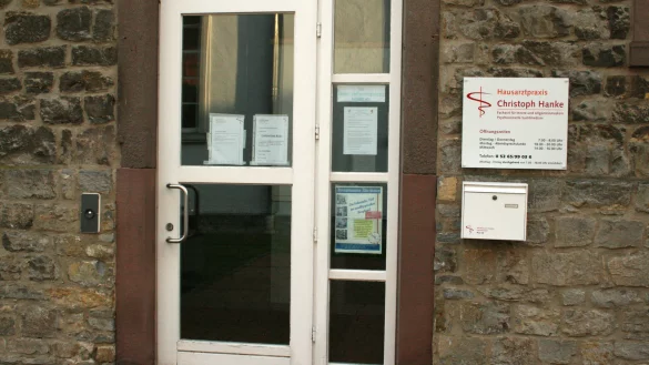 Die Zweigstelle der Hausarztpraxis von Christoph Hanke in der alten Schule in Alverdissen ist bereits geschlossen.&nbsp; - &copy; Sylvia Frevert