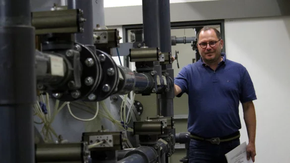 Schwimmbadtechnik: Fachbereichsleiter Dirk Puchert-Bl?baum steht im Technikraum des Schwimmbades der Grundschule Asemissen. Einige f?r den Betrieb wichtige Anlagen hat die Gemeinde erneuern m?ssen. - &copy; Thomas Dohna