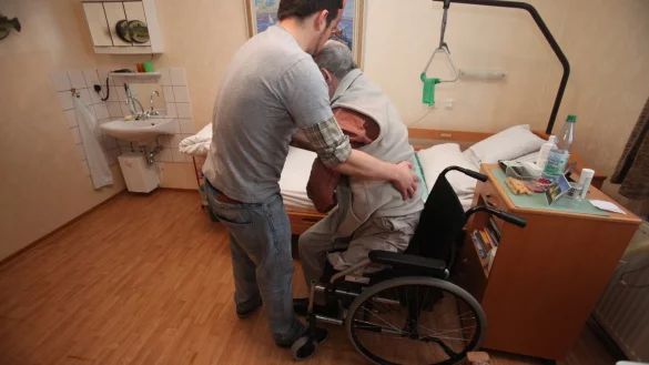 Geborgenheit ist wichtig: Gerade Pflegebedürftige mit Migrationshintergrund sind besonders verunsichert. Darum braucht das Personal viel Wissen über die fremde Kultur. - © Vera Gerstendorf-Welle